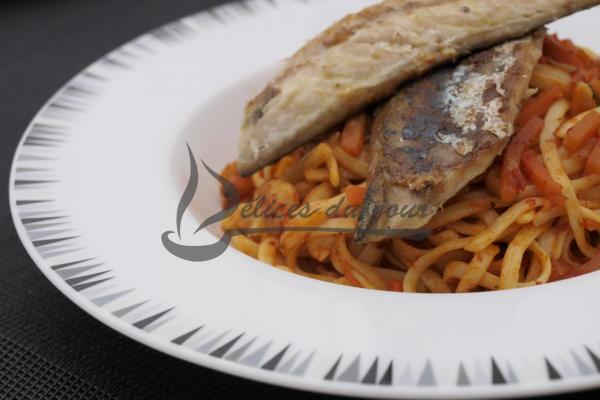 Nouilles aux crevettes et maquereaux grillés